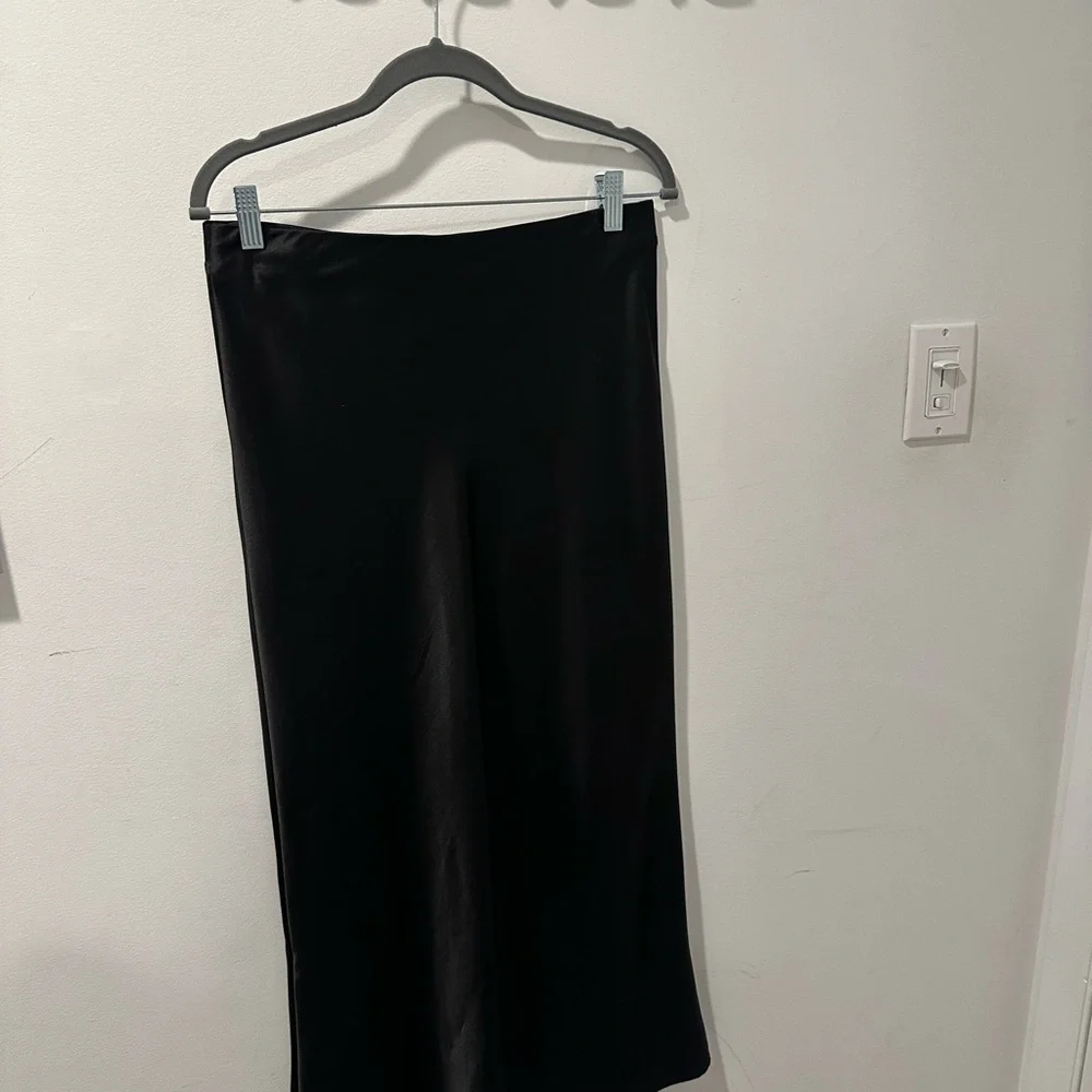 Elegant Black Satin Skirt - Picture 2 of 4